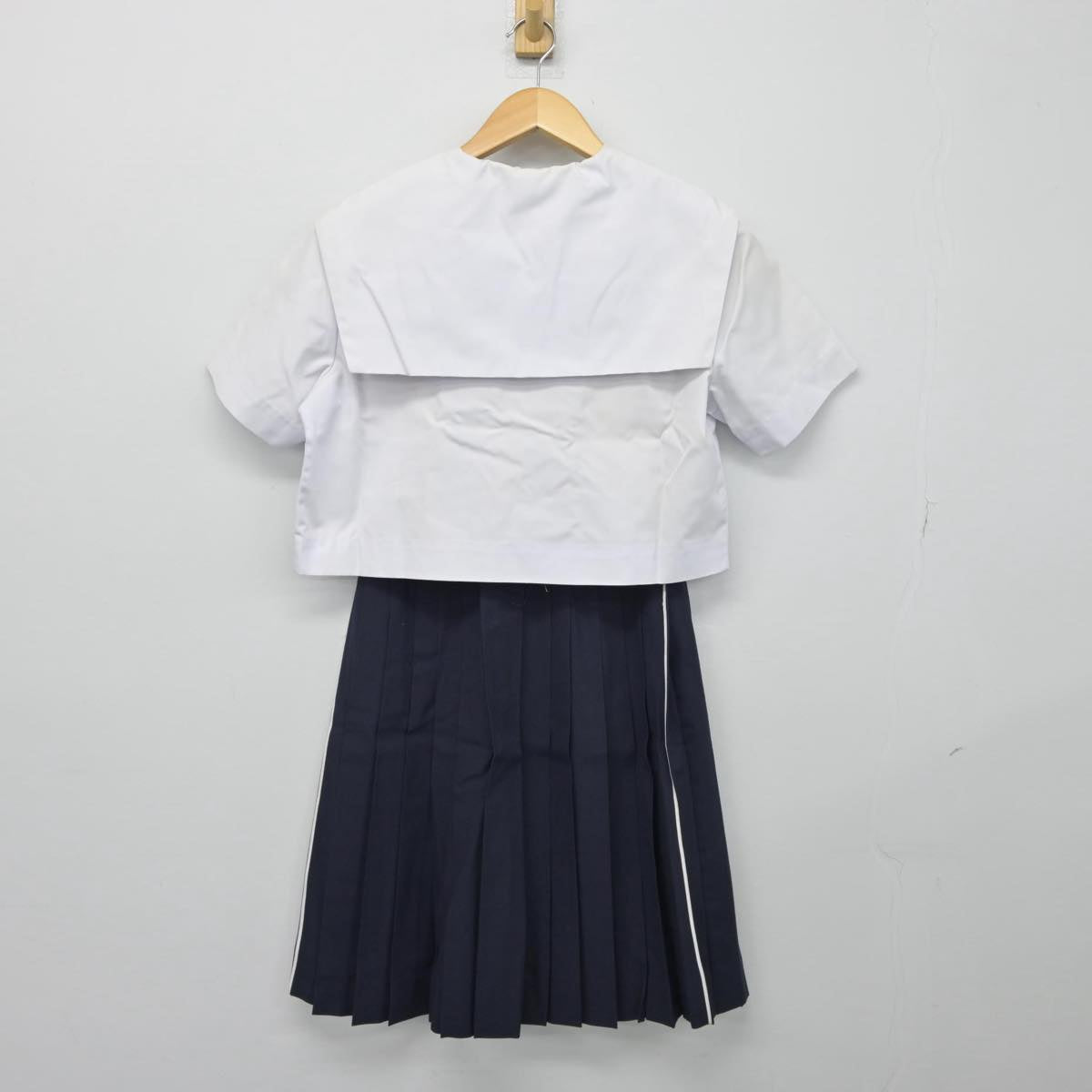 【中古】愛知県 菊里高等学校 女子制服 2点（セーラー服・スカート）sf027773