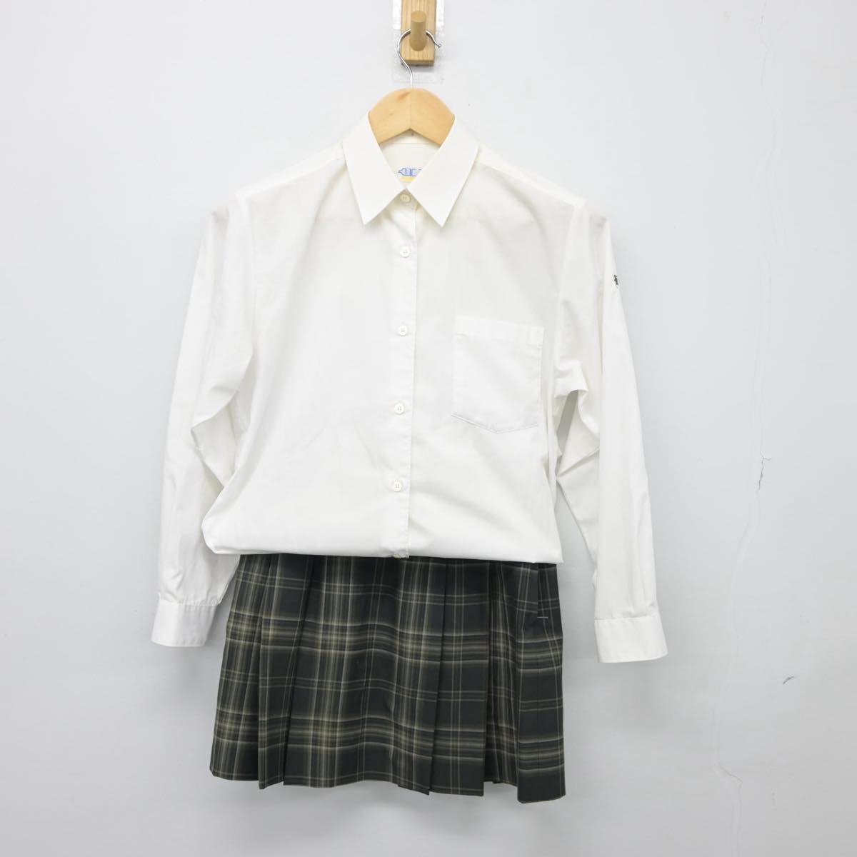 【中古】埼玉県 越谷総合技術高等学校 女子制服 2点（シャツ・スカート）sf027779