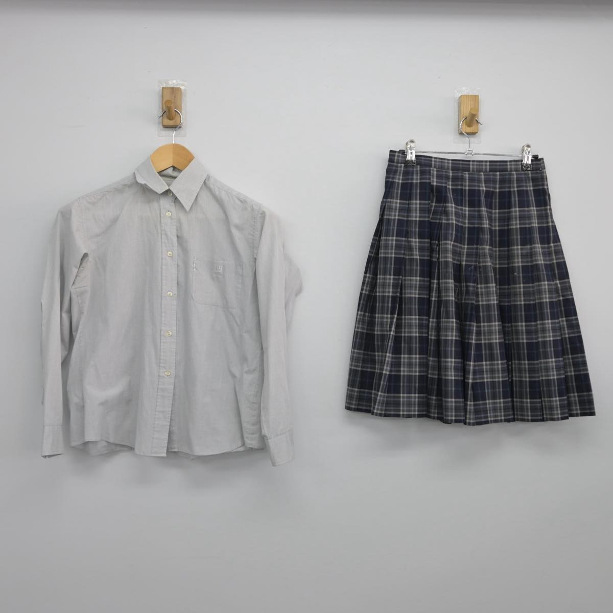 【中古】大阪府 大阪夕陽丘学園高等学校 女子制服 2点（シャツ・スカート）sf027859