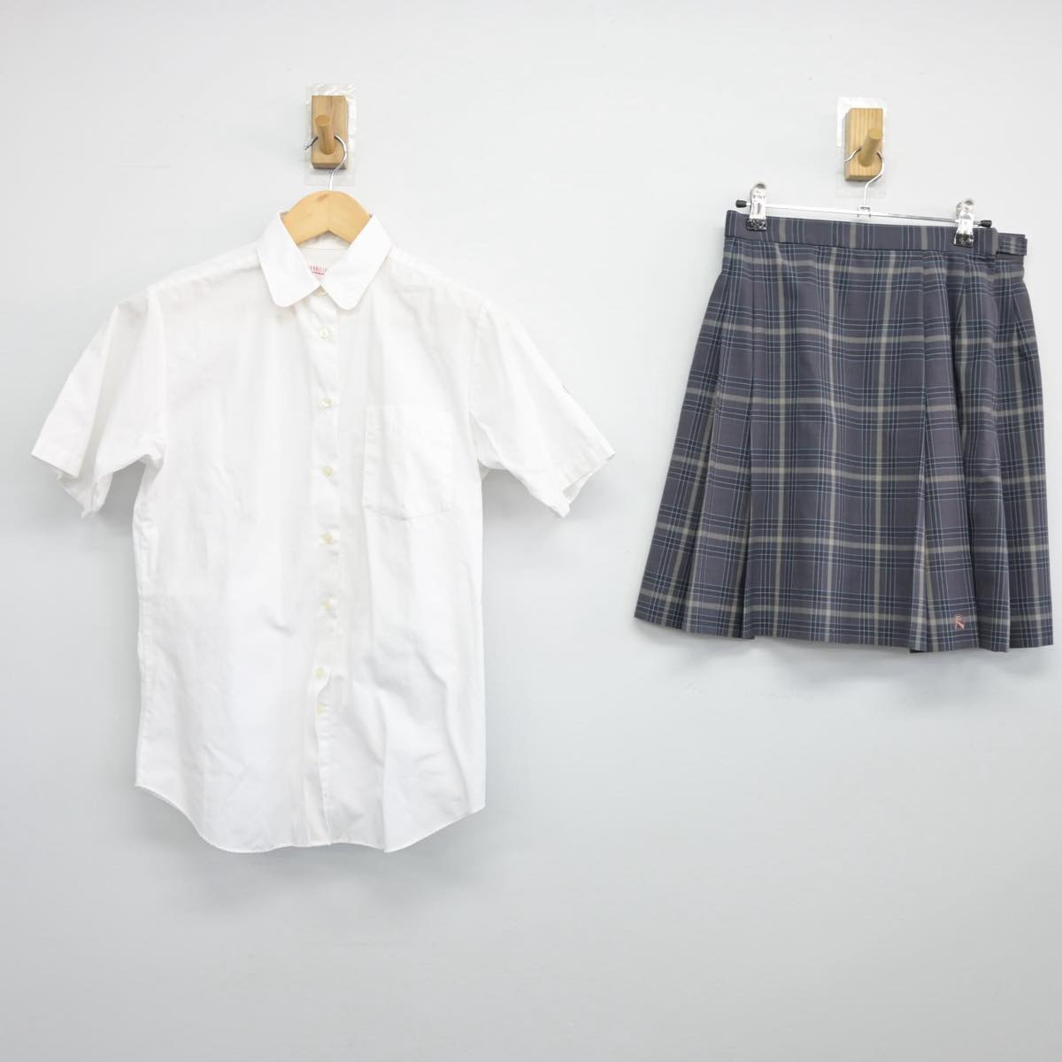 【中古】京都府 久御山高等学校 女子制服 2点（シャツ・スカート）sf027981