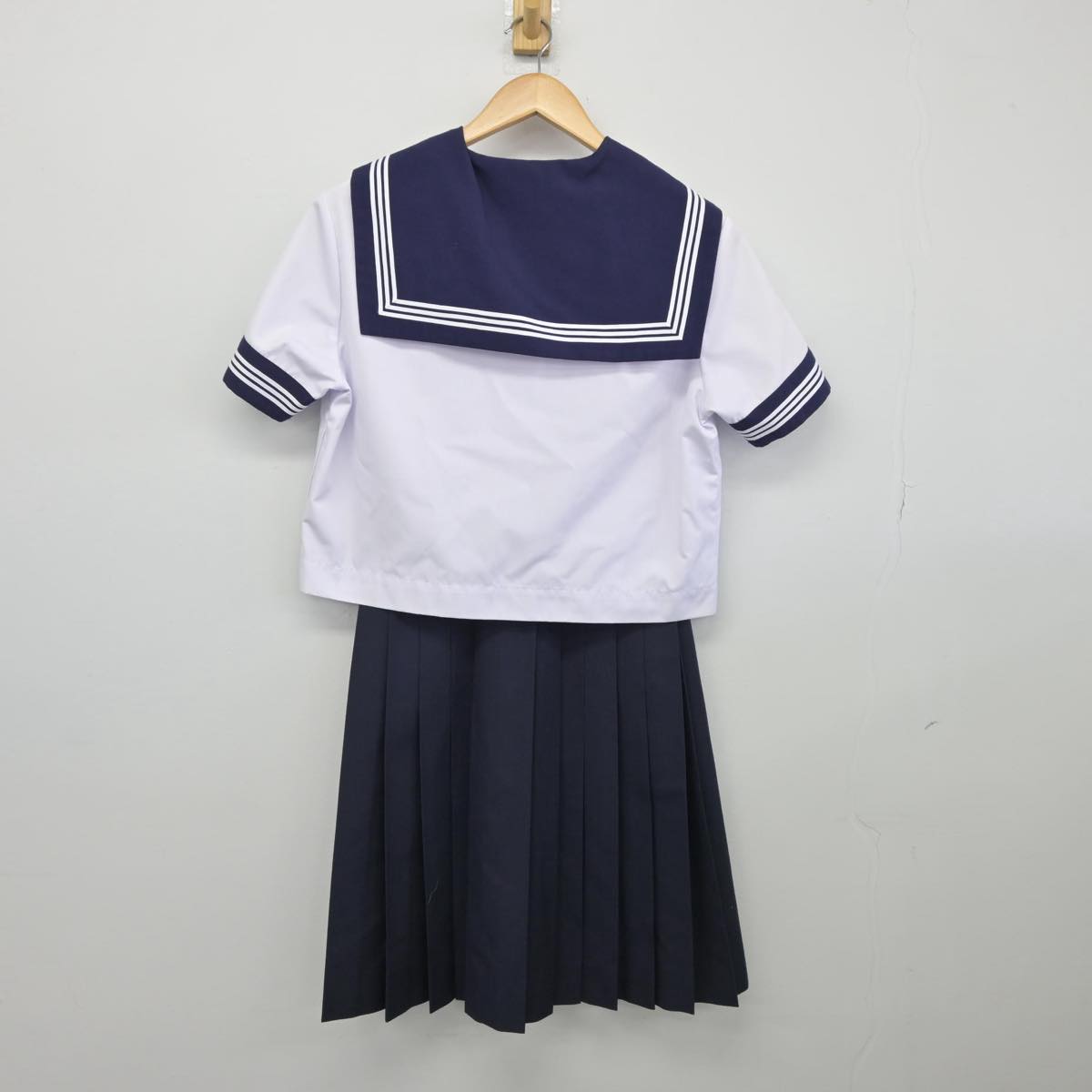 【中古】茨城県 坂本中学校 女子制服 2点（セーラー服・スカート）sf028077