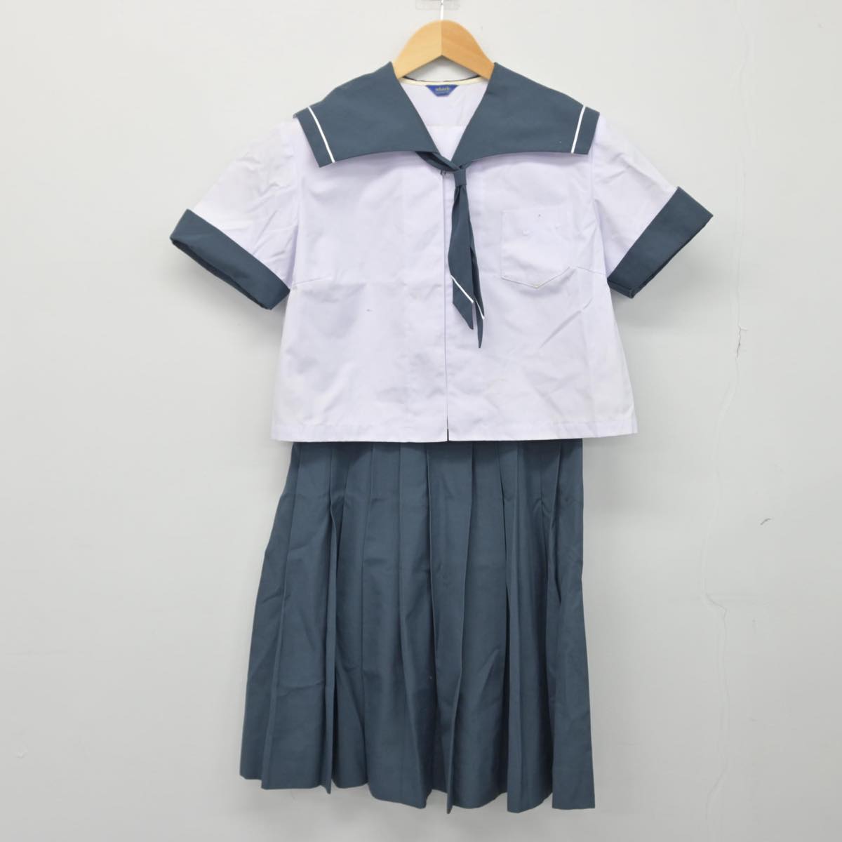 【中古】鹿児島県 武岡中学校 女子制服 3点（セーラー服・スカート）sf028182