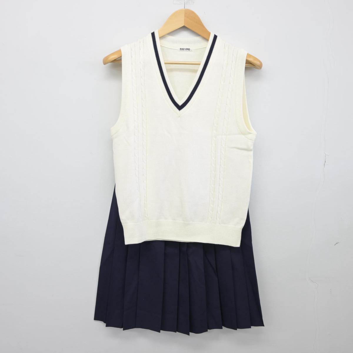 【中古】東京都 練馬区立大泉北中学校 女子制服 2点（ニット・スカート）sf028240