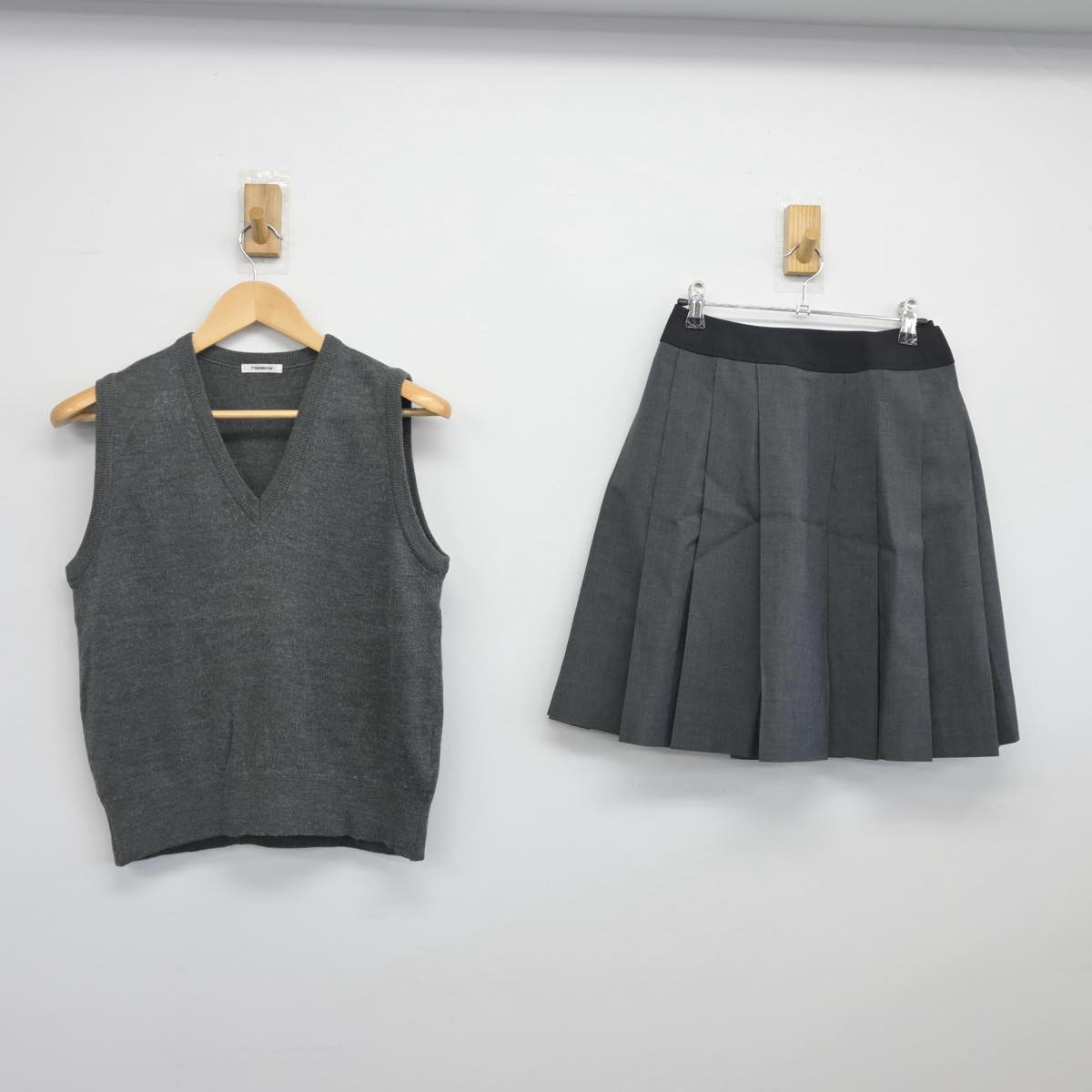 【中古】東京都 忍岡高等学校 女子制服 2点（ニットベスト・スカート）sf028256