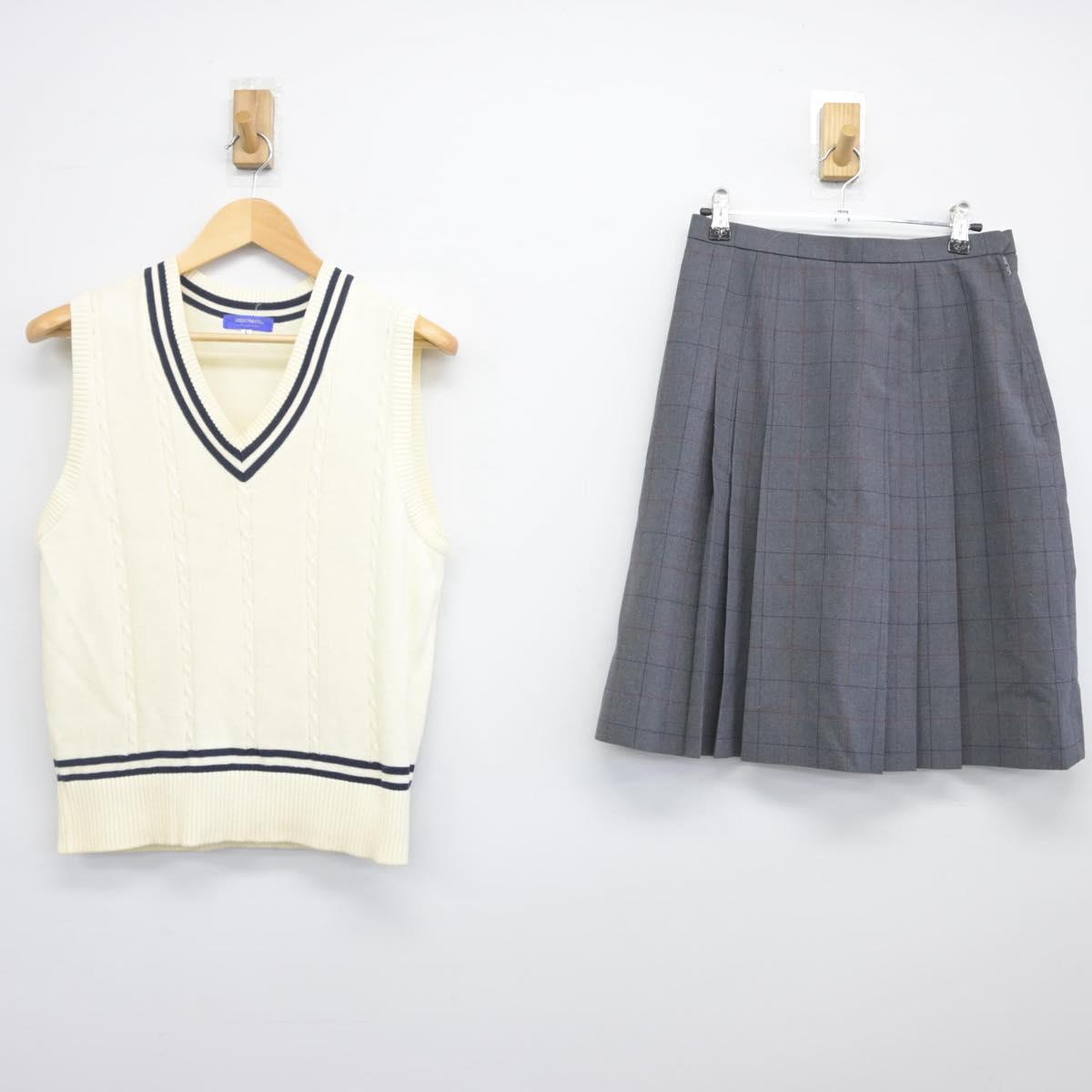 【中古】北海道 美深高等学校 女子制服 2点（ニットベスト・スカート）sf028309