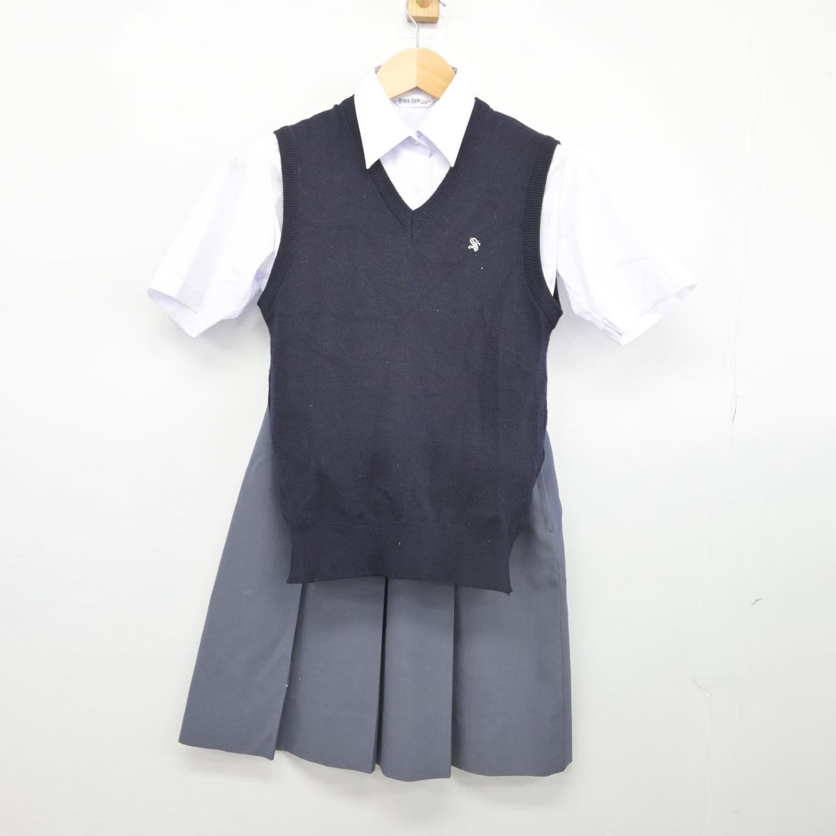 【中古】京都府 西院中学校 女子制服 3点（ニットベスト・シャツ・スカート）sf028336