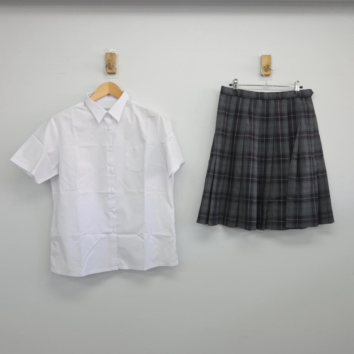 【中古】京都府 下京中学校 女子制服 2点（シャツ・スカート）sf028344