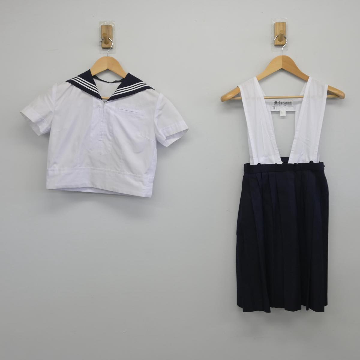 【中古】東京都 東京女学館高等学校 女子制服 2点（セーラー服・スカート）sf028368