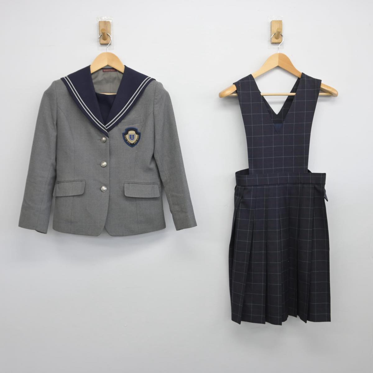 【中古】福岡県 精華女子高等学校 女子制服 2点（セーラー服・ジャンパースカート）sf028500