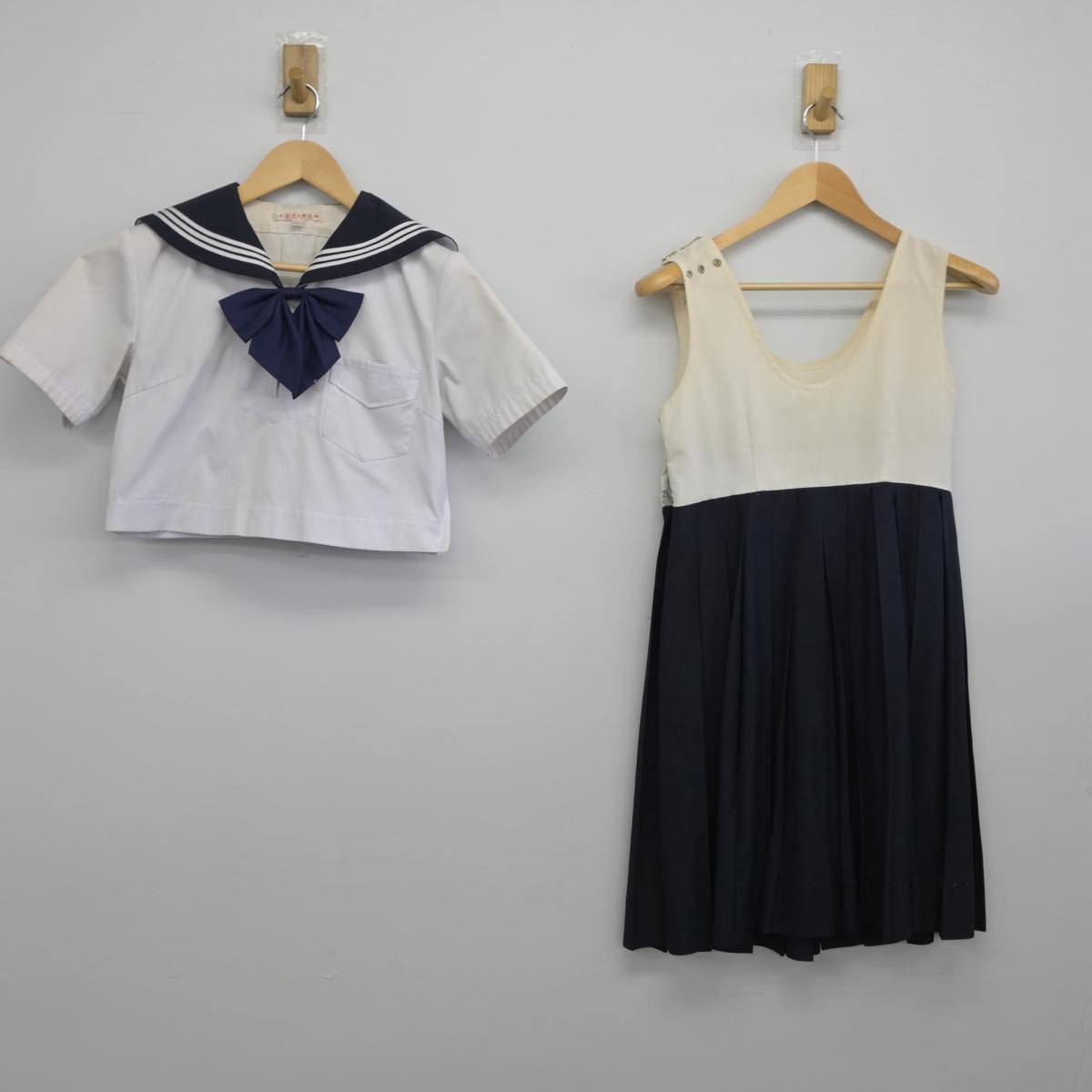 【中古】福岡県 精華女子高等学校 女子制服 3点（セーラー服・ジャンパースカート）sf028501