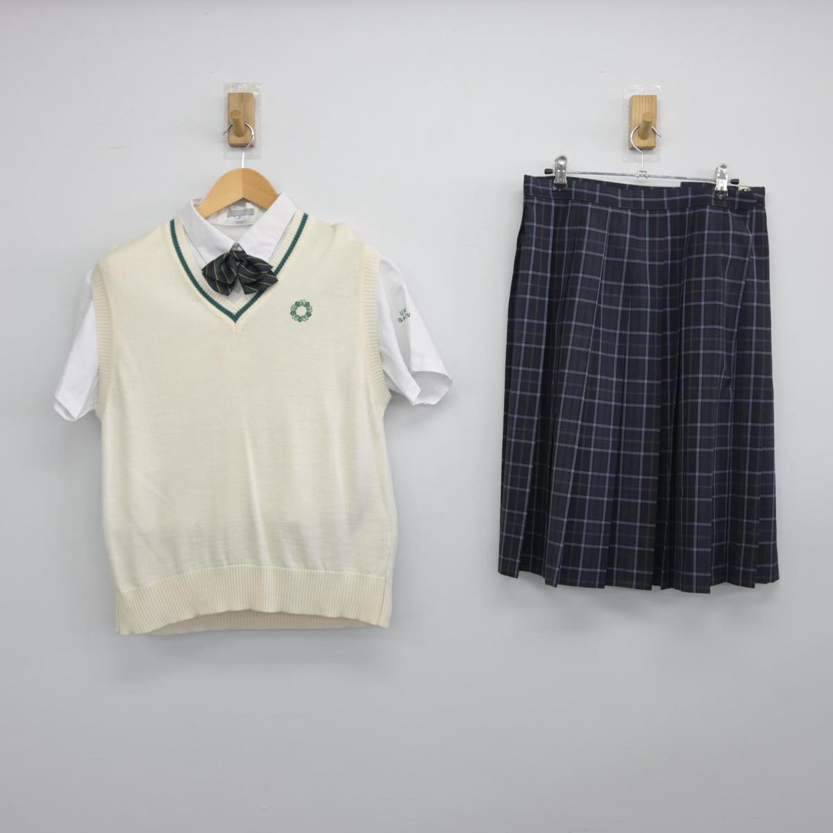 【中古】東京都 上野学園高等学校 女子制服 4点（ニットベスト・シャツ・スカート）sf028635