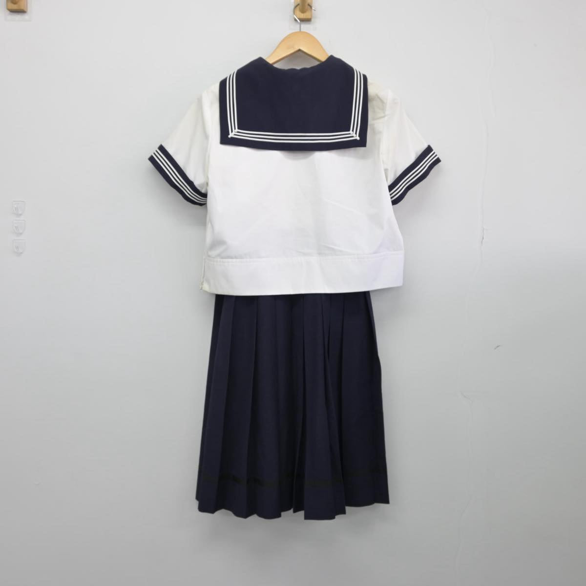 【中古】東京都 成女高等学校 女子制服 3点（セーラー服・スカート）sf028701