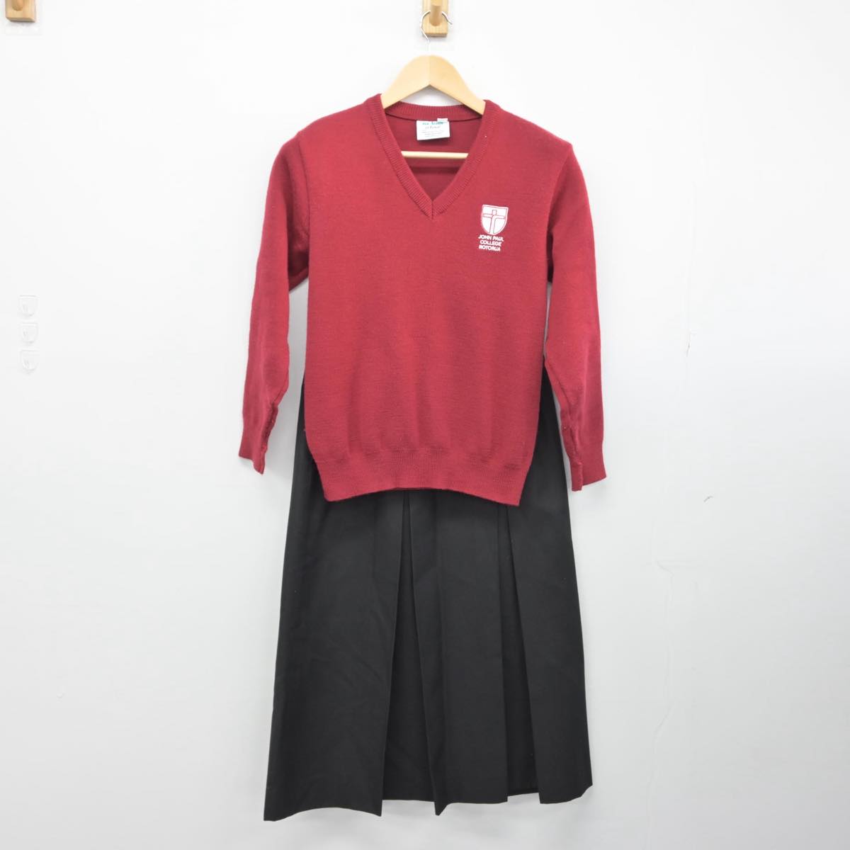 【中古】ニュージーランド john paul college 女子制服 3点（ニット・スカート・その他アイテム）sf028761