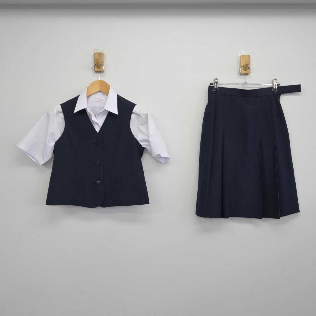 【中古】埼玉県 入間野中学校 女子制服 4点（ベスト・シャツ・スカート）sf028853