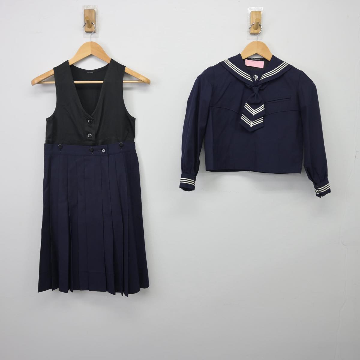 【中古】東京都 白百合学園中学校 女子制服 2点（セーラー服・スカート）sf029065