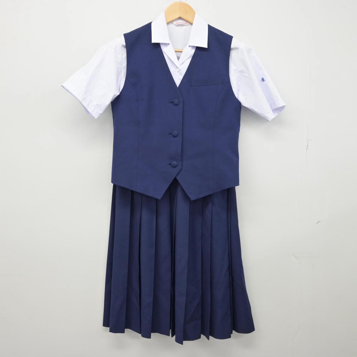 【中古】千葉県 千葉女子高等学校 女子制服 3点（シャツ・ベスト・スカート）sf029180