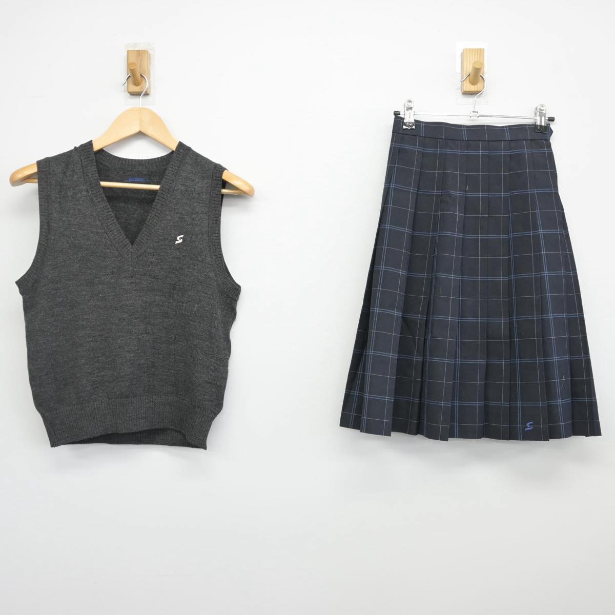 【中古】大阪府 東住吉総合高等学校 女子制服 2点（ニットベスト・スカート）sf029278