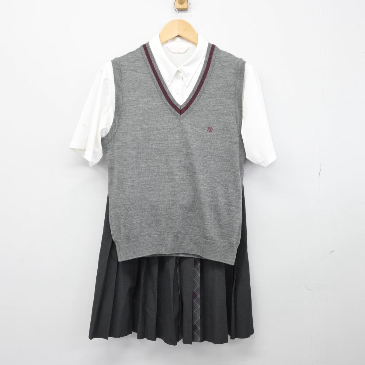 【中古】山梨県 甲斐清和高等学校 女子制服 3点（ニットベスト・シャツ・スカート）sf029331