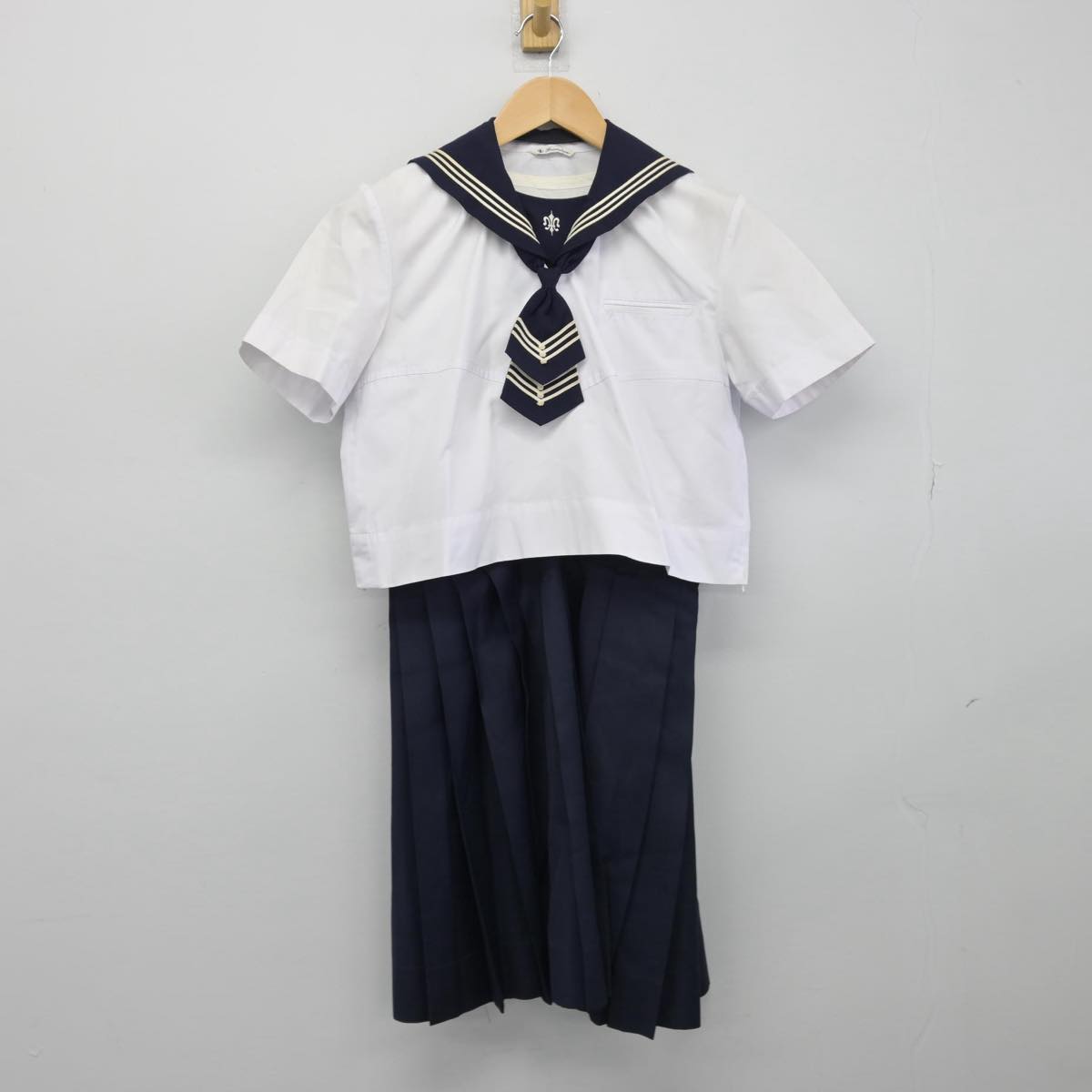 【中古】神奈川県 湘南白百合学園高等学校 女子制服 4点（セーラー服・スカート）sf029362