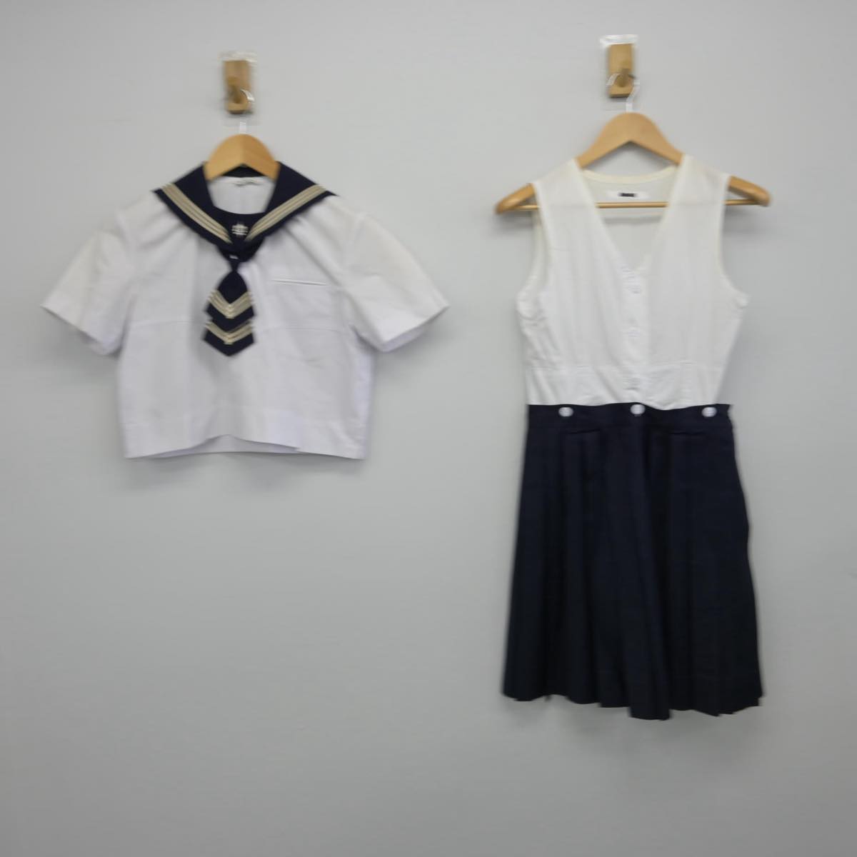 【中古】神奈川県 湘南白百合学園高等学校 女子制服 4点（セーラー服・スカート）sf029362