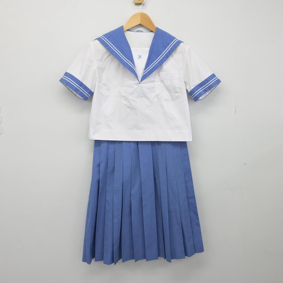 【中古】熊本県 二岡中学校 女子制服 2点（セーラー服・スカート）sf029378