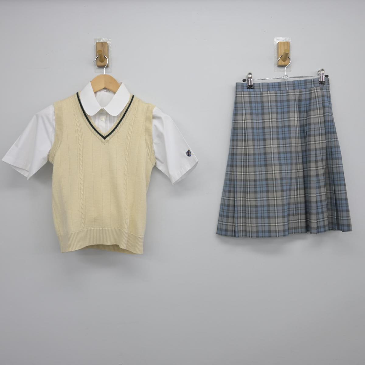 【中古】東京都 國學院高等学校 女子制服 3点（シャツ・ニットベスト・スカート）sf029383