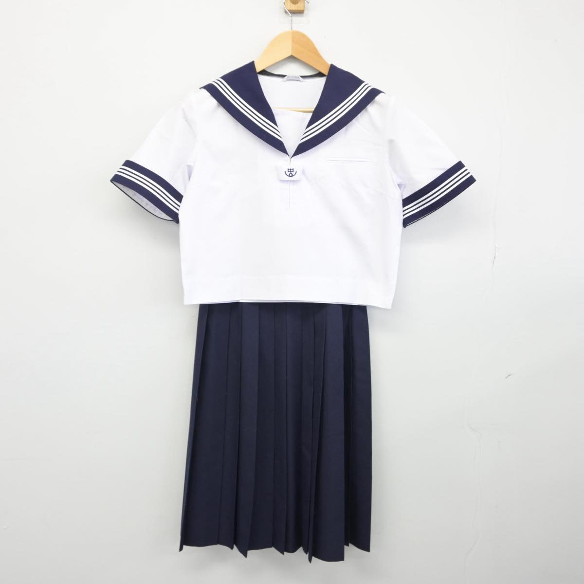 【中古】東京都 深川第六中学校 女子制服 2点（セーラー服・スカート）sf029419