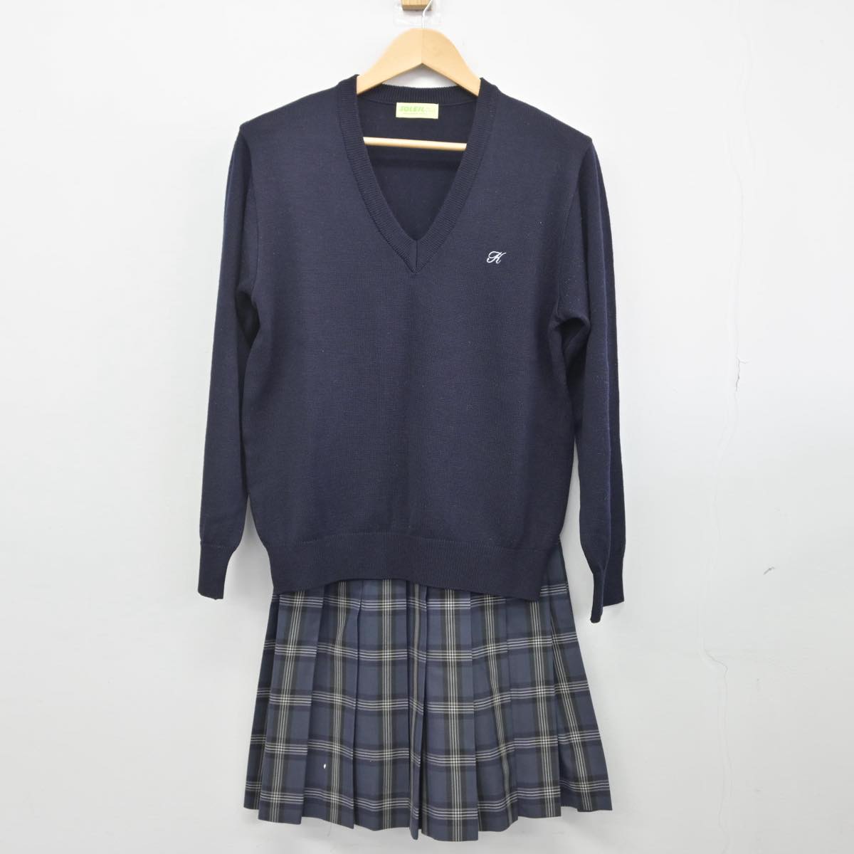 【中古】埼玉県 大宮開成高等学校 女子制服 3点（ニット・ニットベスト・スカート）sf029425