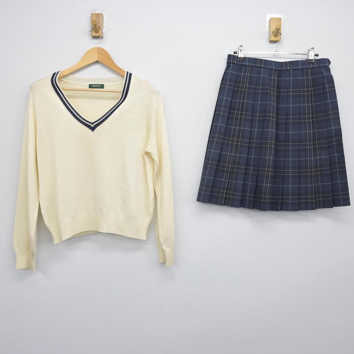 【中古】島根県 大東中学校 女子制服 2点（ニット・スカート）sf029465