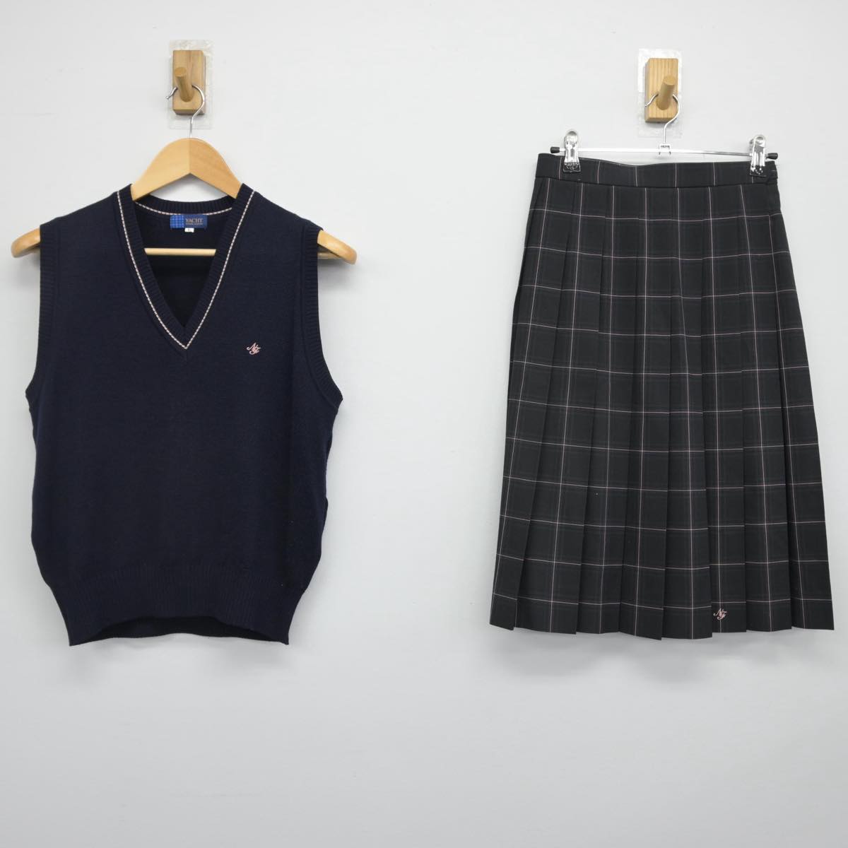 【中古】神奈川県 日本大学藤沢高等学校 女子制服 2点（ニットベスト・スカート）sf029469