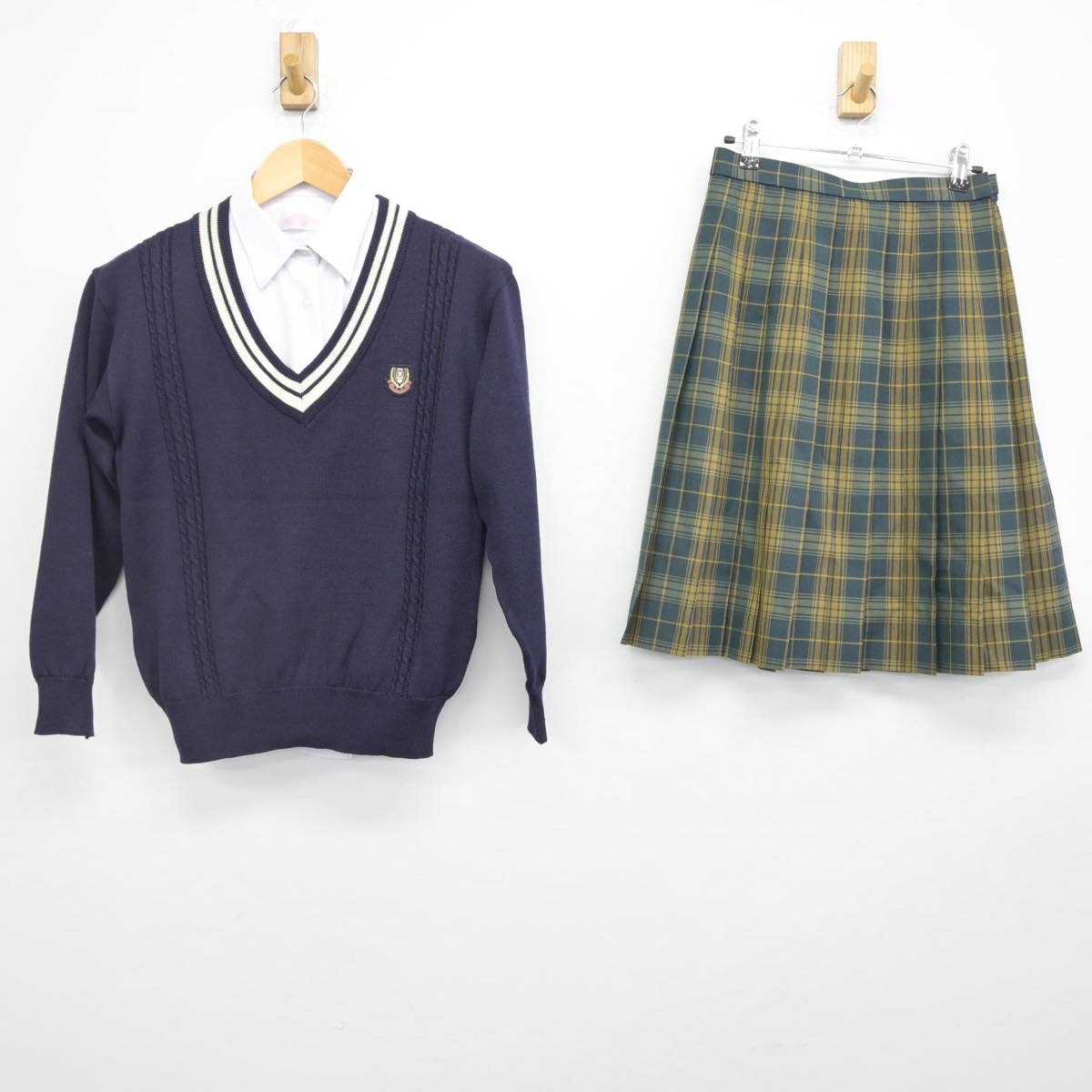 【中古】滋賀県 大津商業高等学校 女子制服 3点（シャツ・ニット・スカート）sf029476