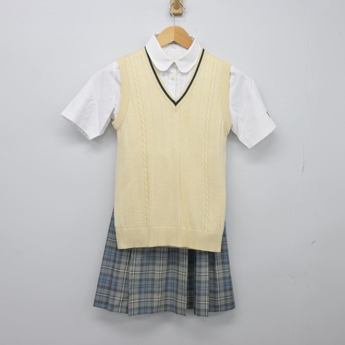 【中古】東京都 國學院高等学校 女子制服 3点（ニットベスト・シャツ・スカート）sf029549