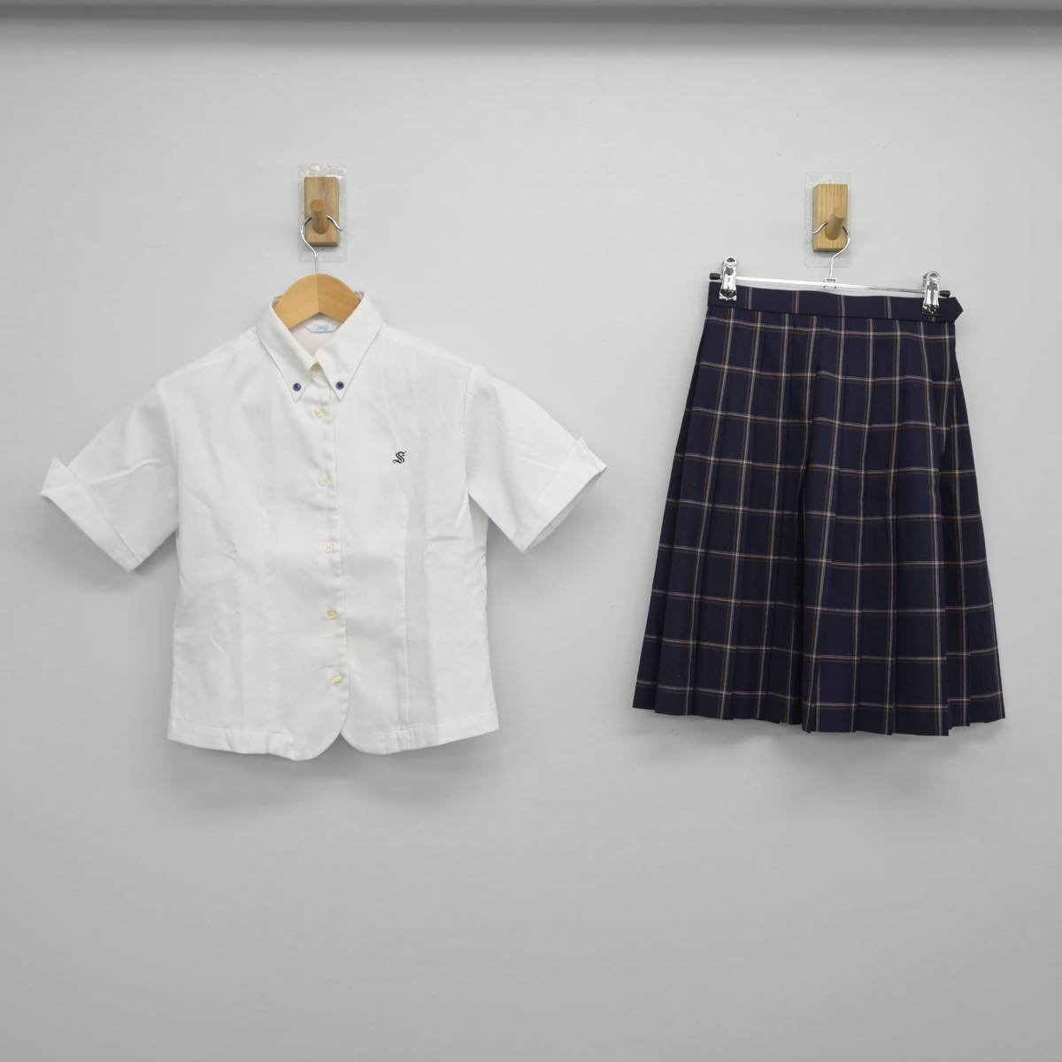 【中古】栃木県 作新学院高等学校 女子制服 2点（シャツ・スカート）sf029553