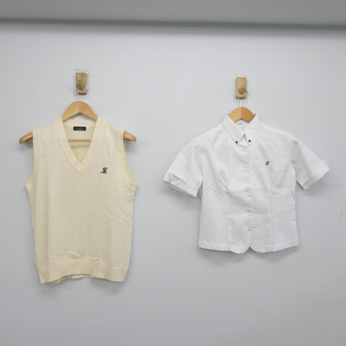 【中古】栃木県 作新学院高等学校 女子制服 2点（ニットベスト・シャツ）sf029554