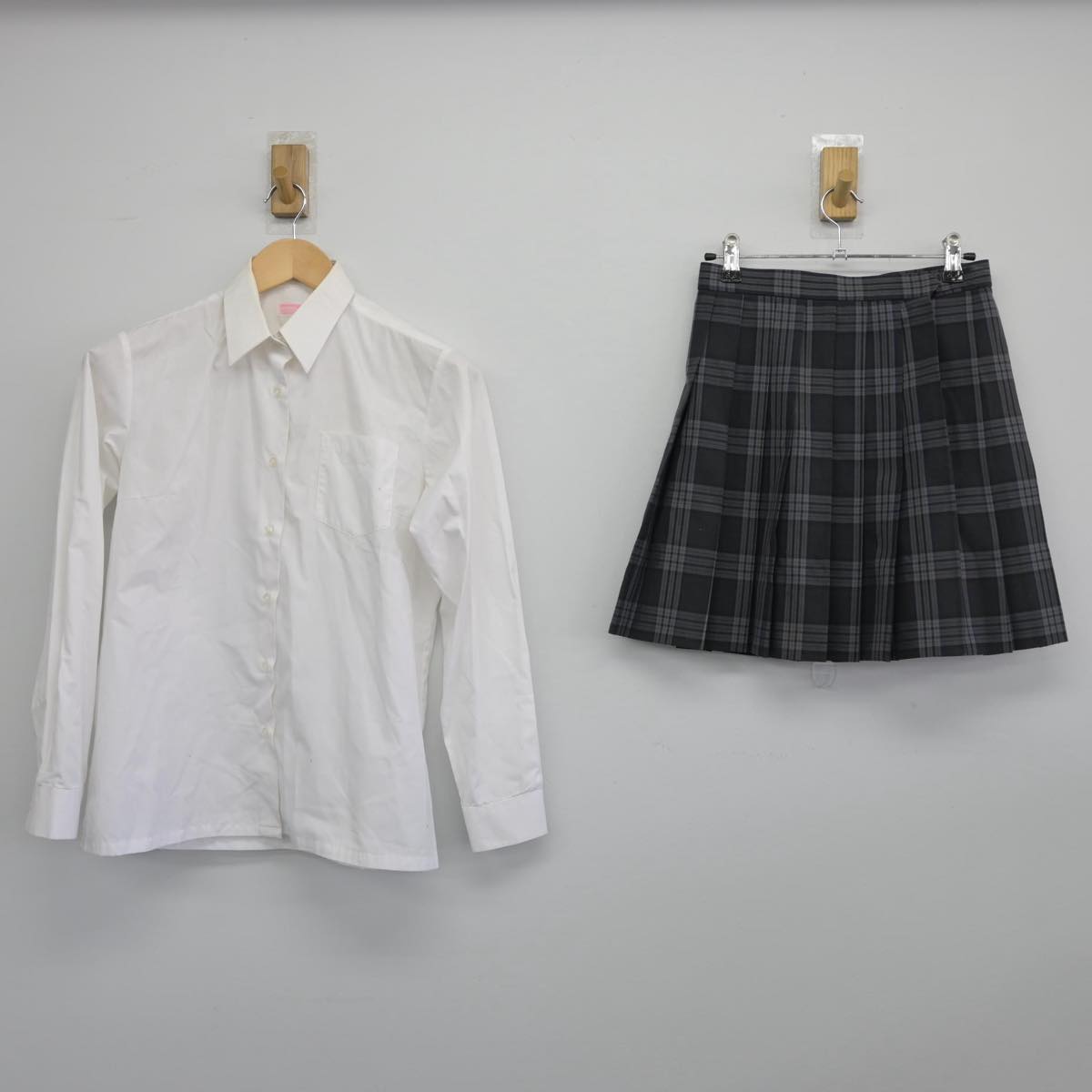 【中古】東京都 桜町高等学校 女子制服 2点（シャツ・スカート）sf029620