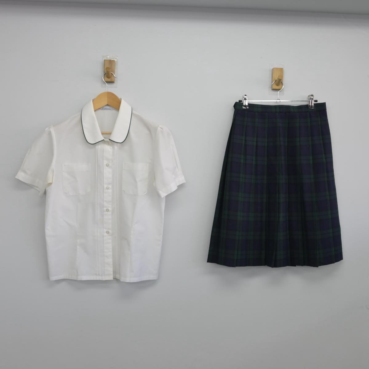 【中古】三重県 暁中学校高等学校 女子制服 2点（シャツ・スカート）sf029698