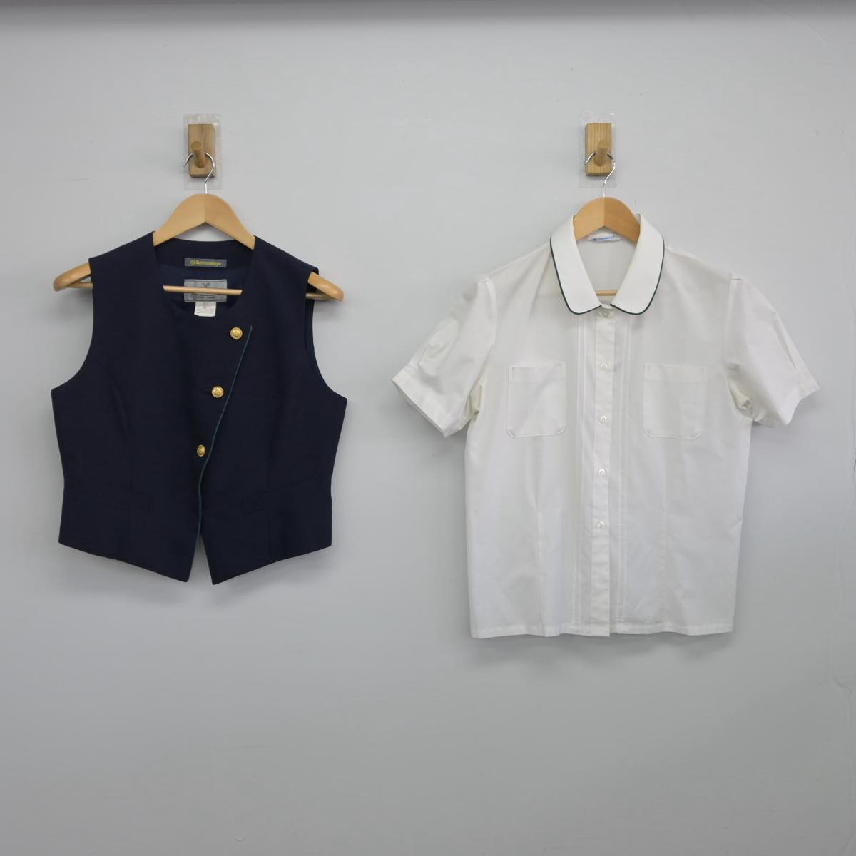 【中古】三重県 暁中学校高等学校 女子制服 2点（ベスト・シャツ）sf029699