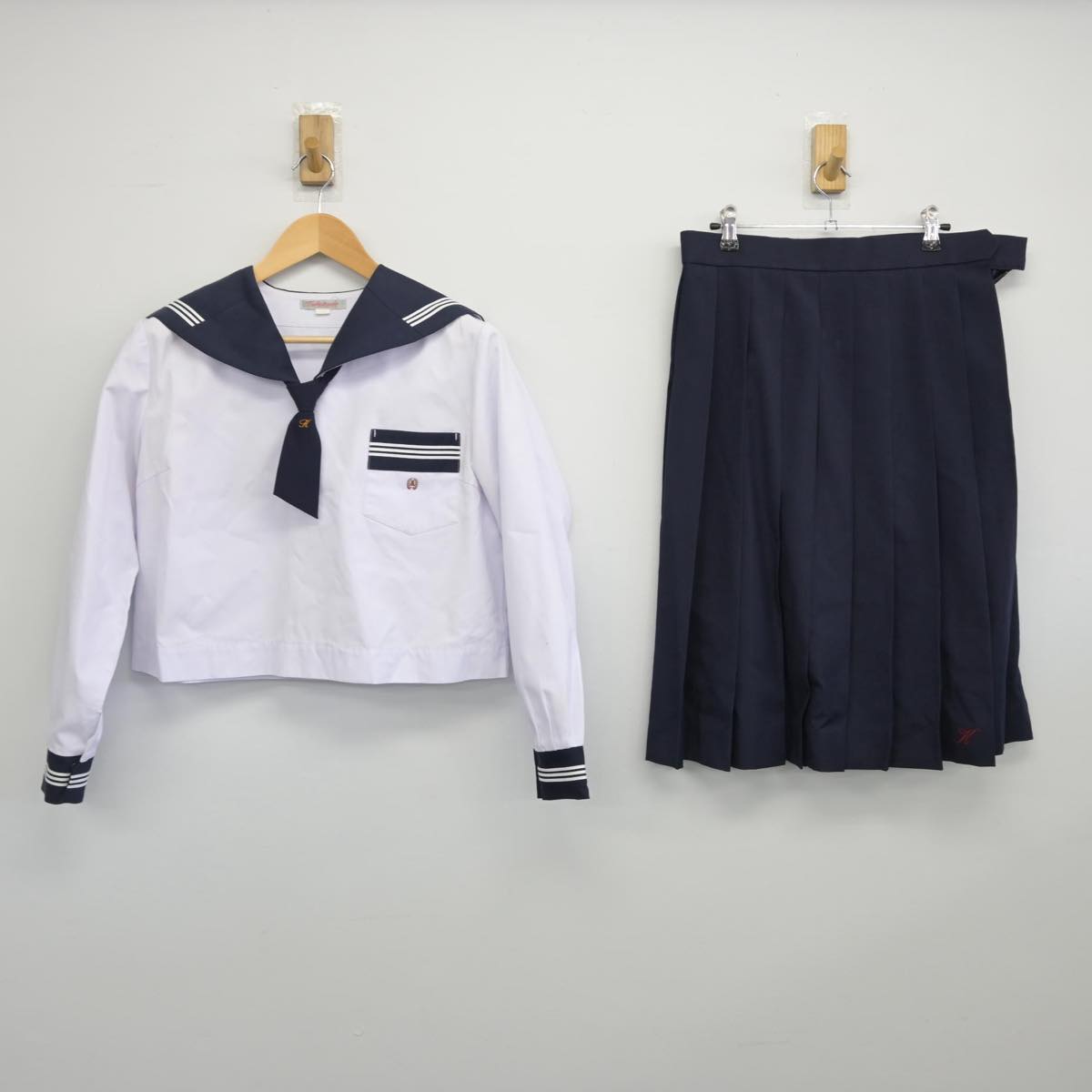 【中古】静岡県 藤枝北高等学校 女子制服 2点（セーラー服・スカート）sf029707