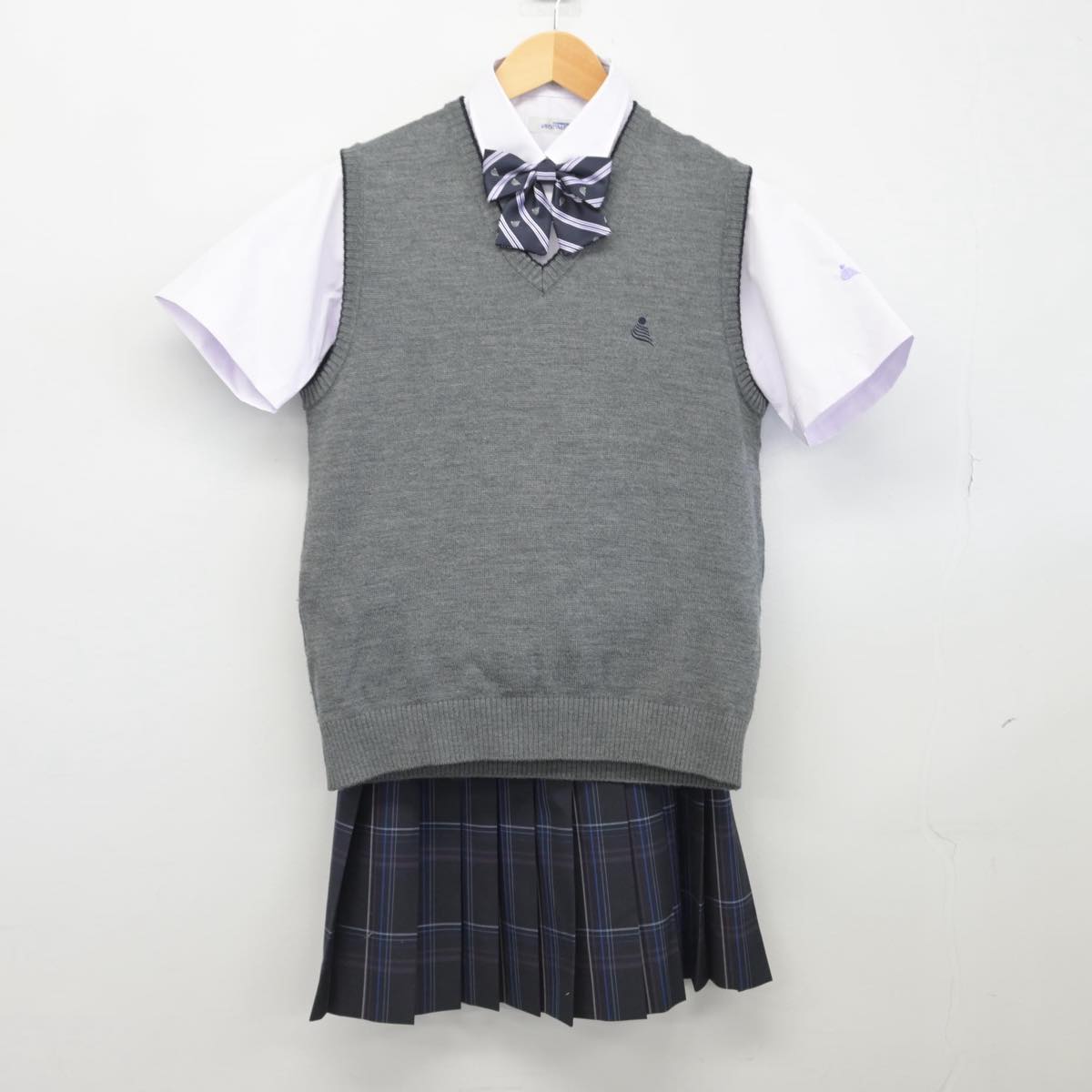 【中古】神奈川県 横浜創学館高等学校 女子制服 4点（ニットベスト・シャツ・スカート）sf029718