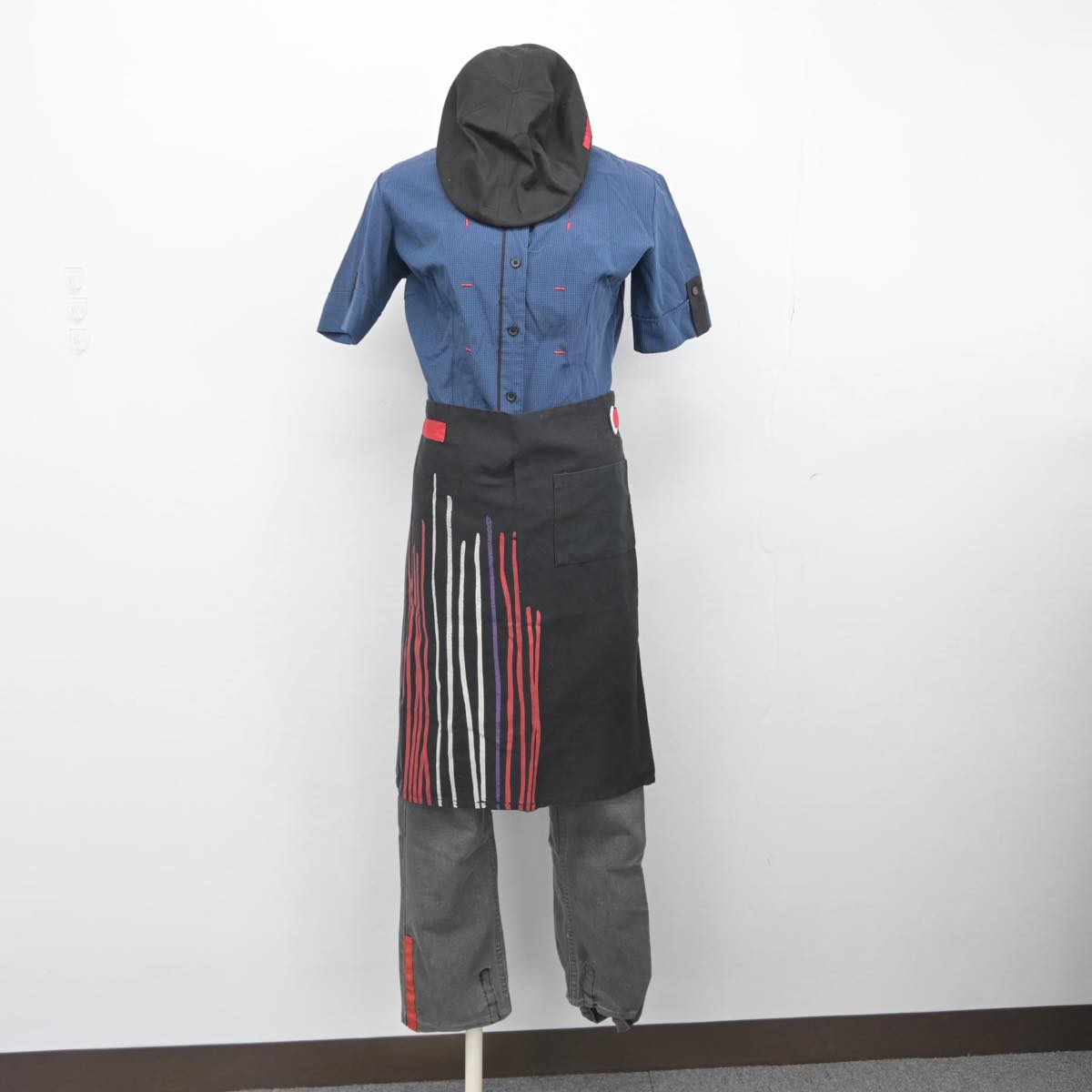 【中古】 マクドナルド 女子制服 4点（シャツ・エプロン / サロン・ズボン）sf029837