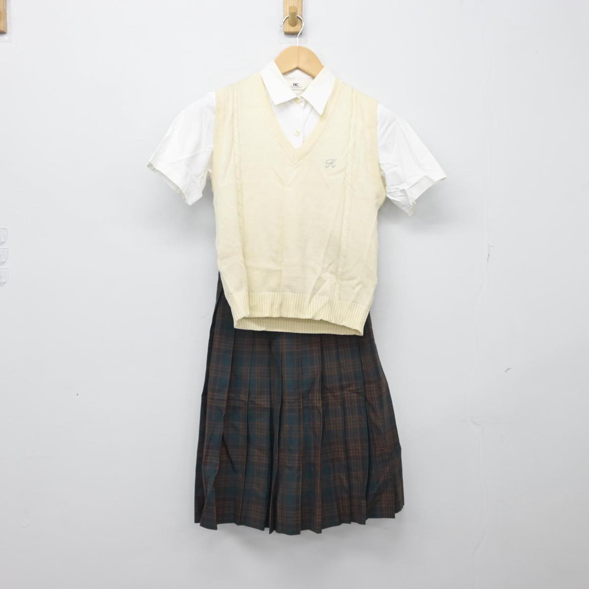 【中古】千葉県 国府台女子学院高等部 女子制服 4点（ニットベスト・シャツ・スカート）sf029875