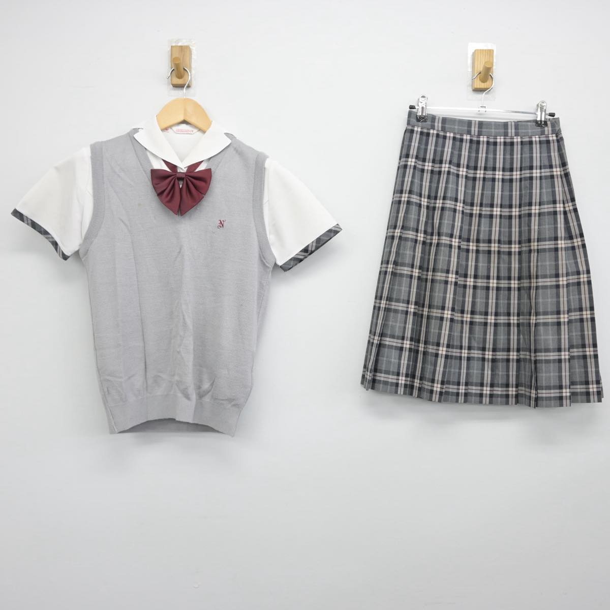 【中古】北海道 札幌日本大学高等学校 女子制服 4点（ニットベスト・シャツ・スカート）sf029950