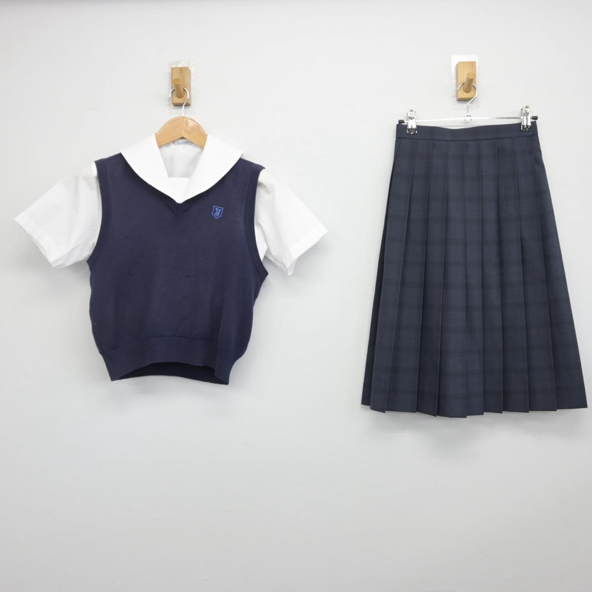 【中古】茨城県 茨城中学校 女子制服 3点（シャツ・ニットベスト・スカート）sf030039