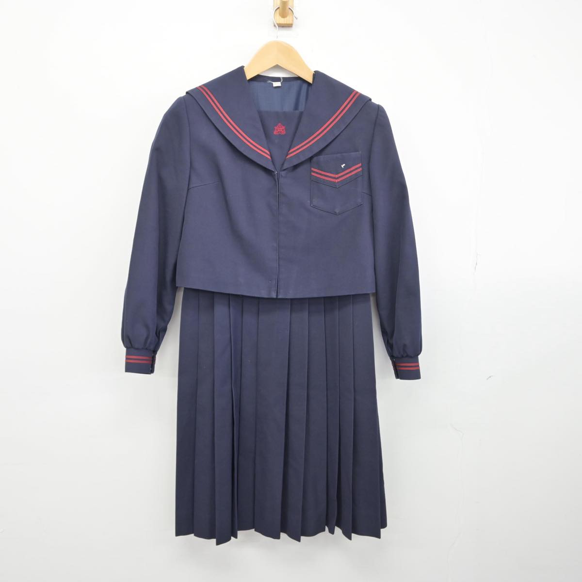 【中古】鹿児島県 鹿児島市立城西中学校 女子制服 2点（セーラー服・ジャンパースカート）sf030085