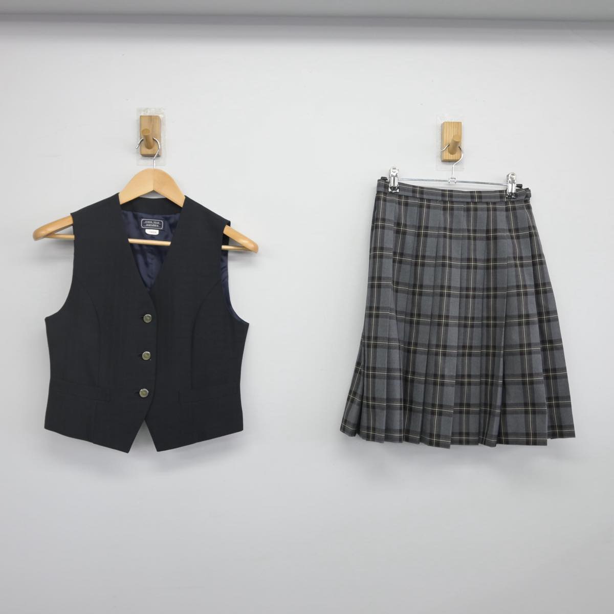 【中古】埼玉県 栄東高等学校 女子制服 2点（ベスト・スカート）sf030150