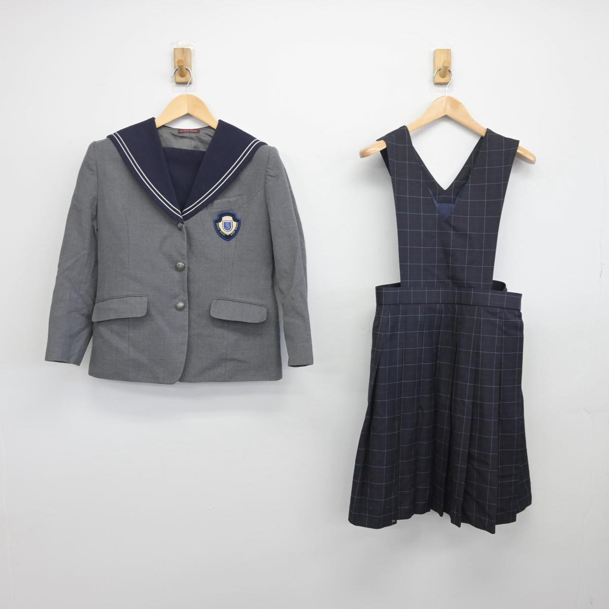 【中古】福岡県 精華女子高等学校 女子制服 2点（セーラー服・ジャンパースカート）sf030244