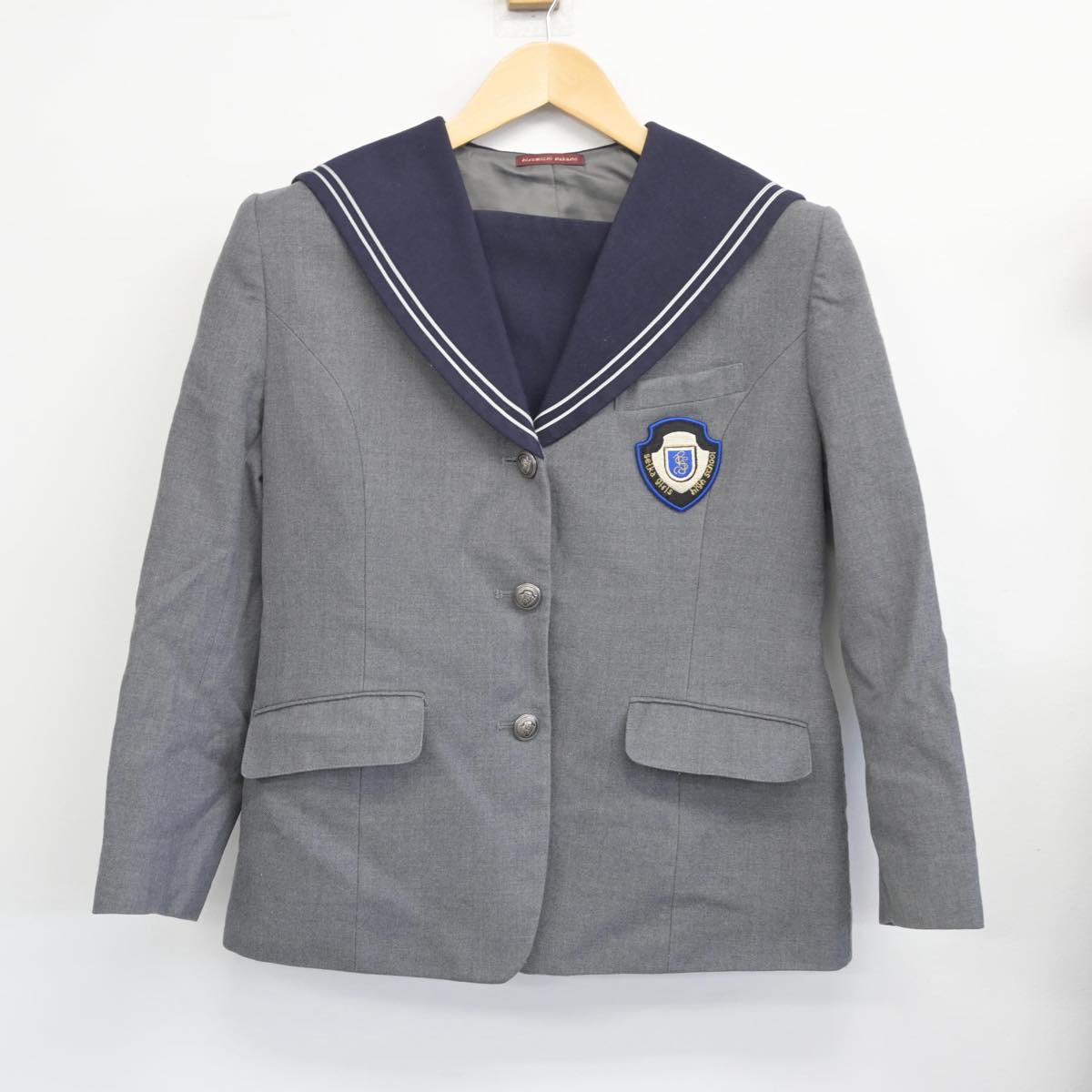 【中古】福岡県 精華女子高等学校 女子制服 2点（セーラー服・ジャンパースカート）sf030244