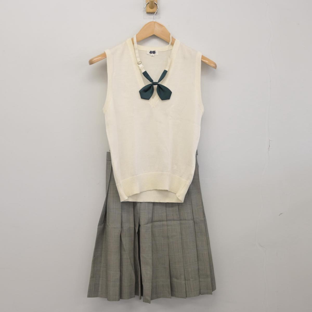 【中古】東京都 田園調布学園高等部 女子制服 3点（ニットベスト・スカート）sf030249