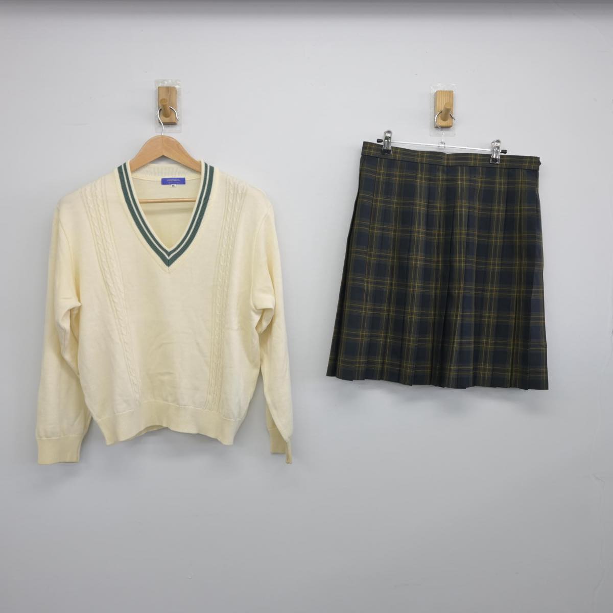 【中古】岡山県 玉野高等学校 女子制服 2点（ニット・スカート）sf030302