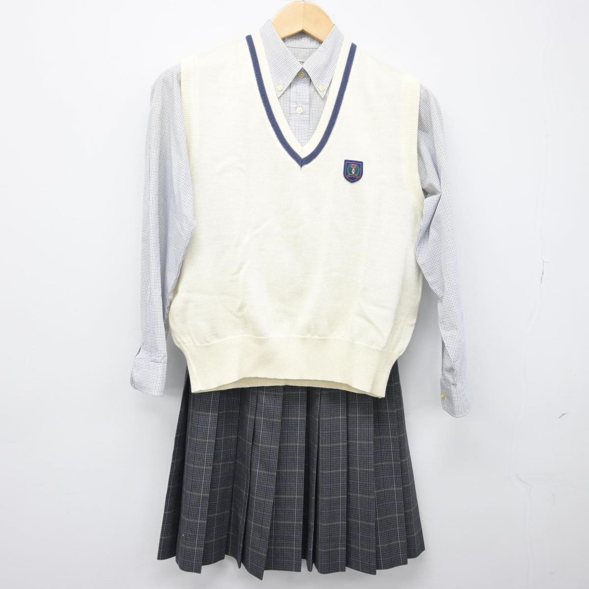 【中古】沖縄県 那覇国際高等学校 女子制服 3点（ニットベスト・シャツ・スカート）sf030465